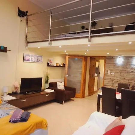 Szandi Belvarosi Lägenhet *